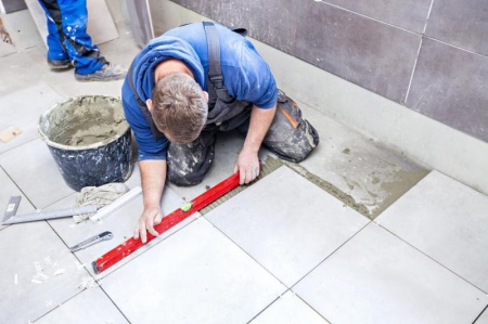 Poser du carrelage sur chape demande une pr&eacute;paration technique pr&eacute;cise et rigoureuse